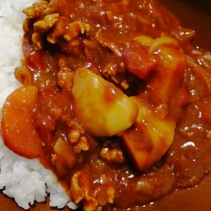 人参も入れて作ってみました♡トマトが入って栄養価も上がり、いつも違うカレーが楽しめて美味しかったです♡トマトの酸味がいいですね♡レシピ、レポも有難うございます★